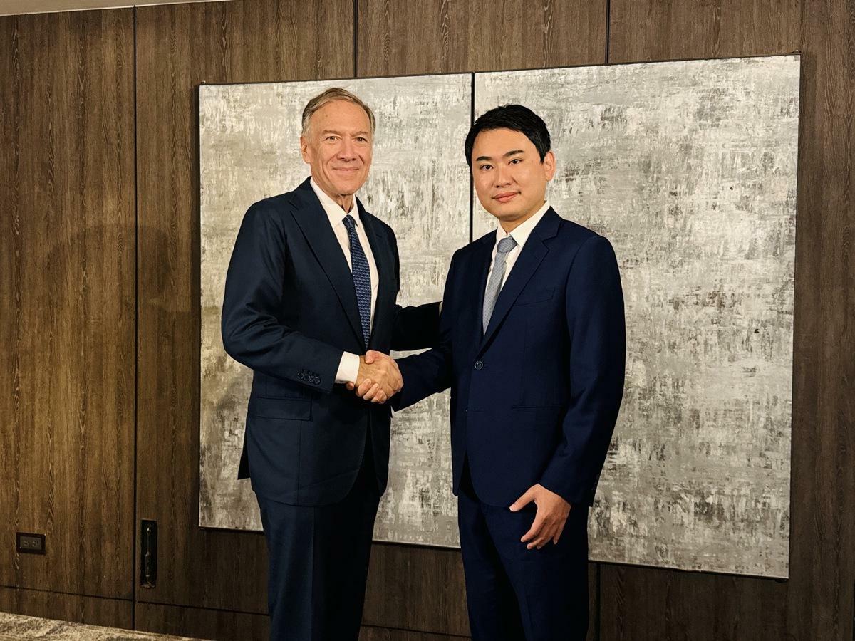民進黨立委陳冠廷與美國前國務卿龐培歐（Mike Pompeo）同台對談。 圖：陳冠廷辦公室提供