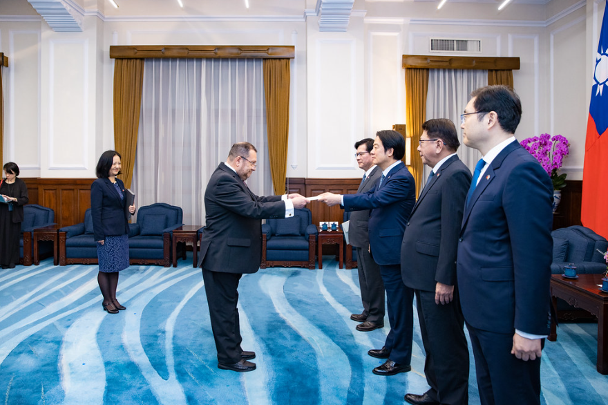 總統賴清德接受瓜地馬拉新任駐台特命全權大使艾特維（Luis Raúl Estévez López）呈遞到任國書。 圖：總統府提供
