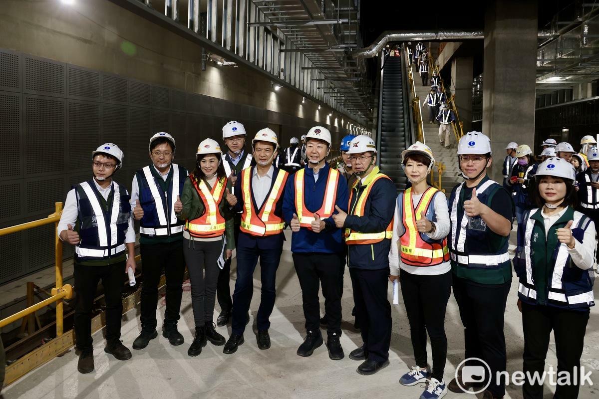 立法院交通委員會辦理南鐵地下化計畫工程考察，台南市長黃偉哲陪同交通委員會與立委林俊憲、林宜瑾、陳亭妃、交通部長陳世凱、台鐵公司董事長杜微等人視察，期許工程如期如質完成，於2026年達到通車目標。 圖：台南市政府提供