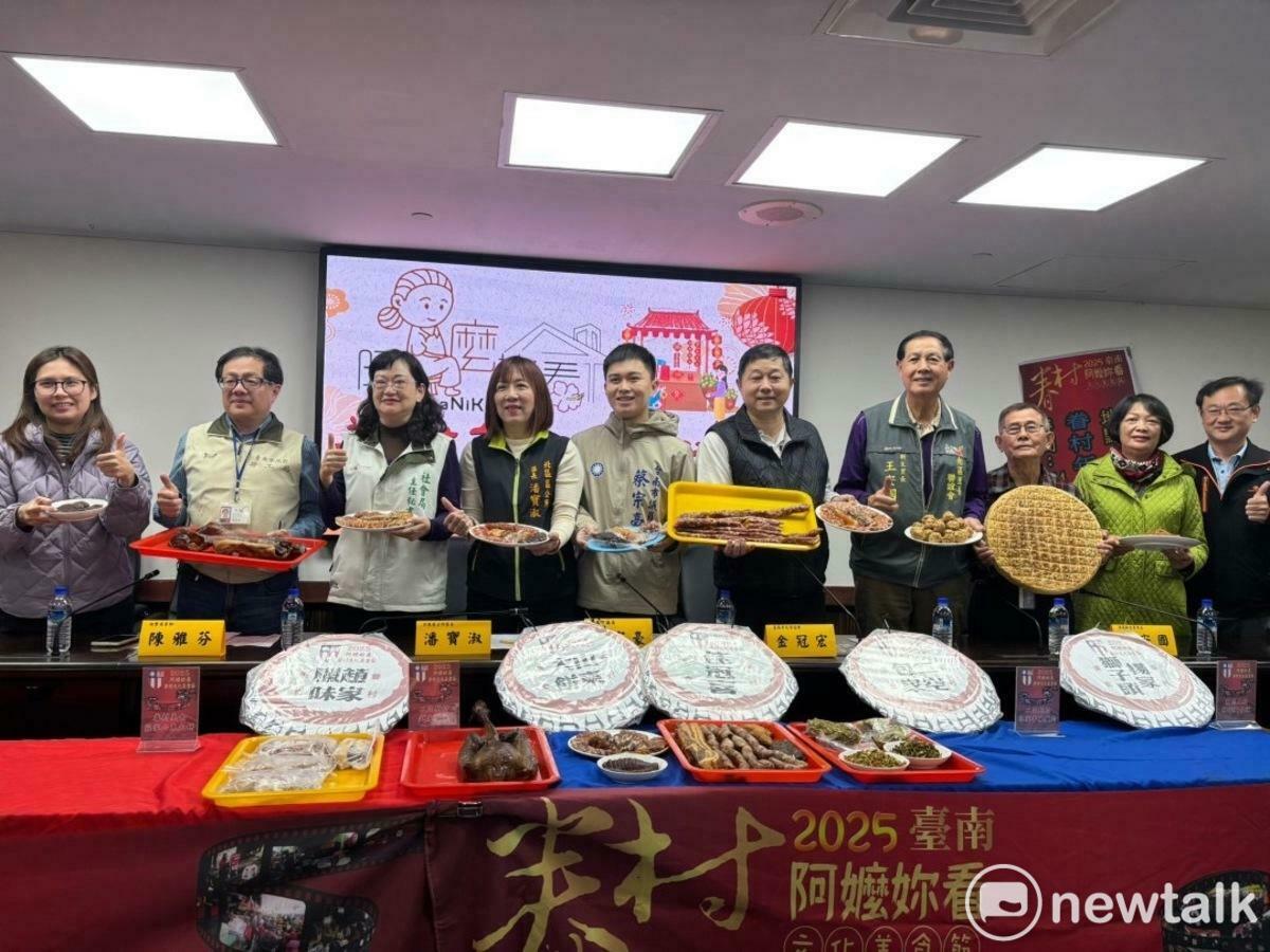 「阿嬤妳看年貨市集」訂於1月9日盛大舉行，此次市集匯聚超過100攤眷村美食業者，提供經典年節美味與應景年貨，讓民眾一站式滿足年節採買需求。更準備送200個眷村肉包、精彩表演以及換贈品和摸彩，要與市民同歡帶動過年買氣。 圖：黃博郎／攝