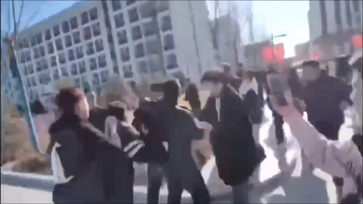 憤怒的民眾衝破警方封鎖後，跑進校園內圍毆校長。 圖：擷取自 @woyongdehuawei X 分享影片