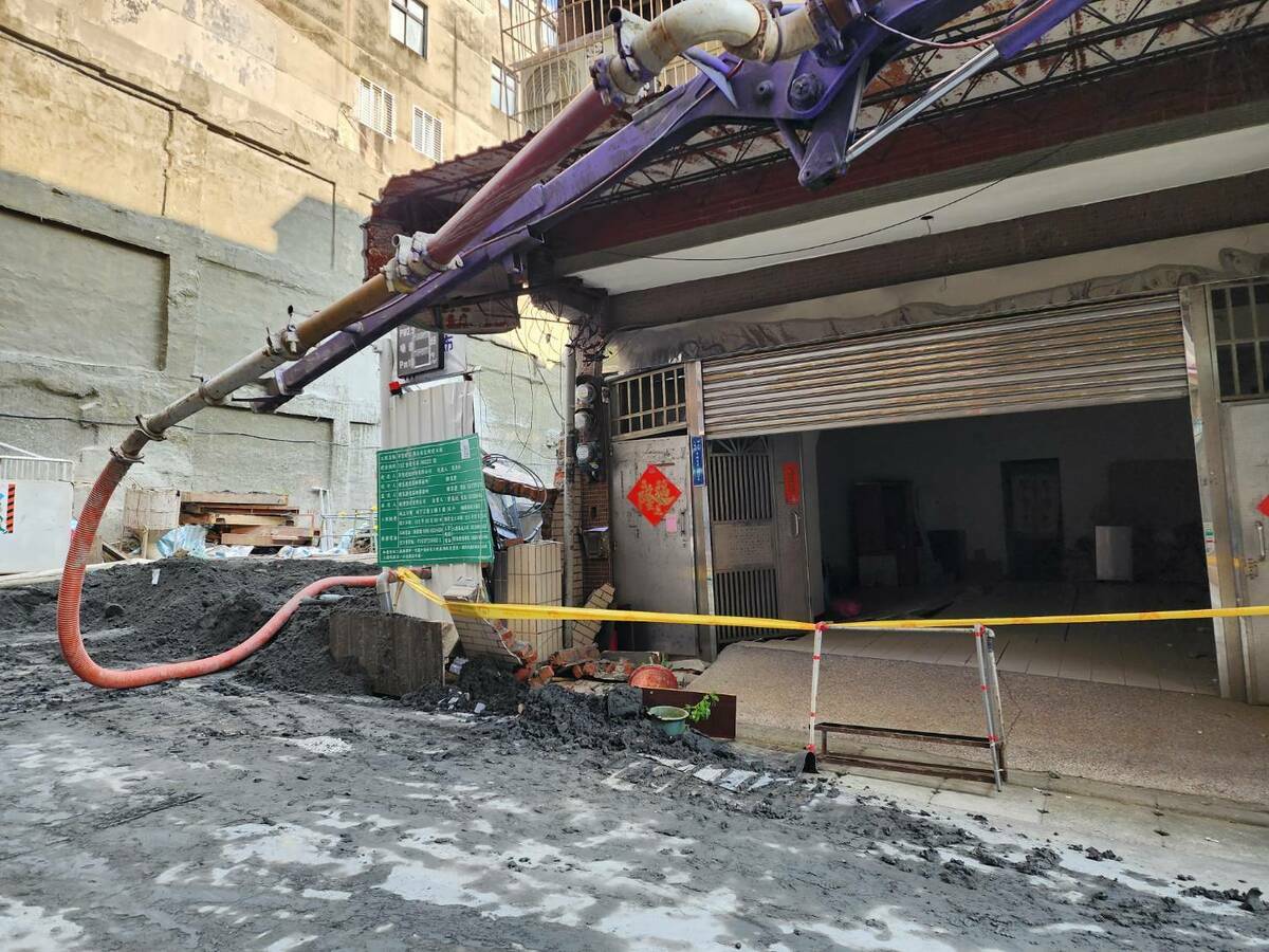 三重區六張街建案基地開挖不慎造成嚴重損鄰，市府工務局在第一時間勒令停工進行搶災作業，圖為採取灌漿作業。 圖：新北市工務局/提供