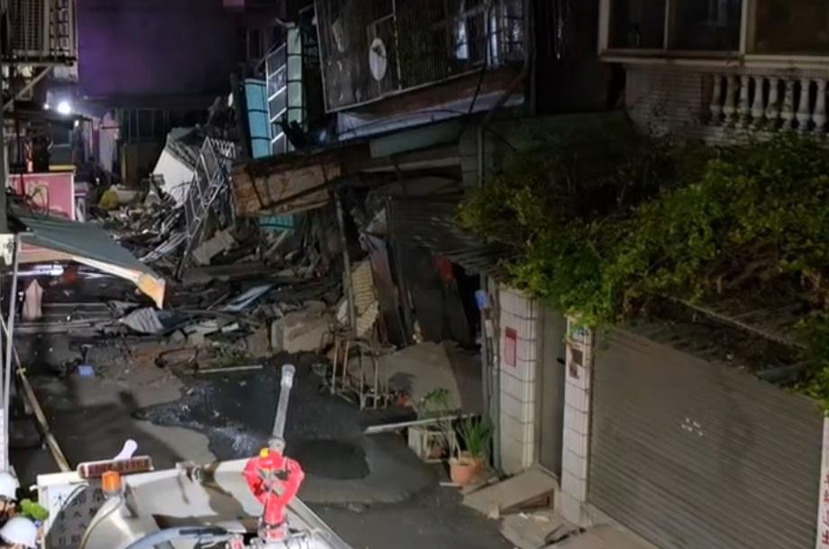 新北市三重區六張街「莘聖沐光居」建案開挖地下室，導致兩側鄰房傾斜倒塌。 圖：新北市府提供