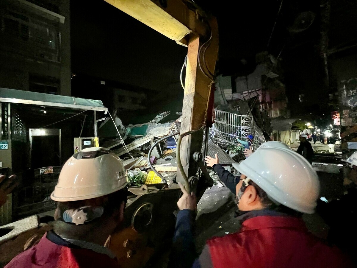 侯友宜視察三重建案鄰損情況。 圖：新北市政府/提供