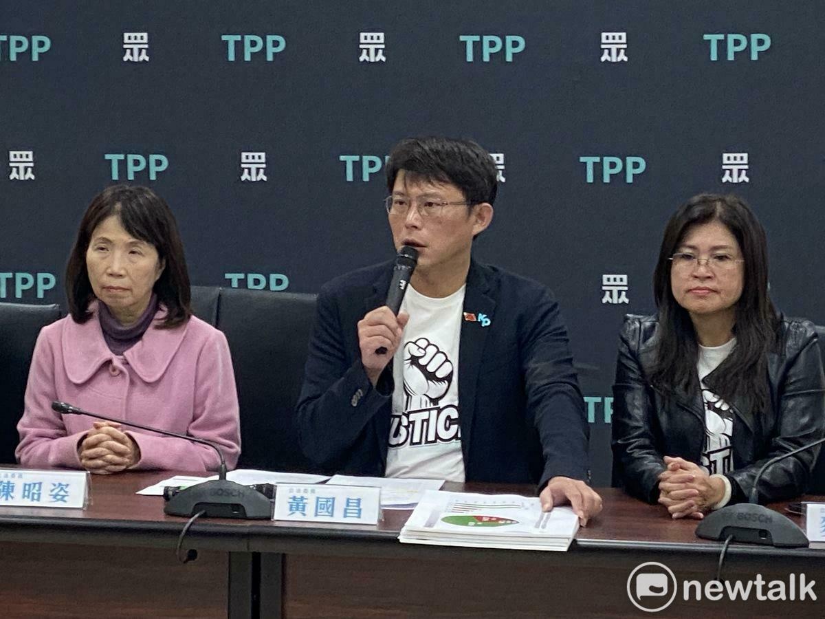 民眾黨代理黨主席、黨團總召黃國昌（中）。 圖：周煊惠 / 攝