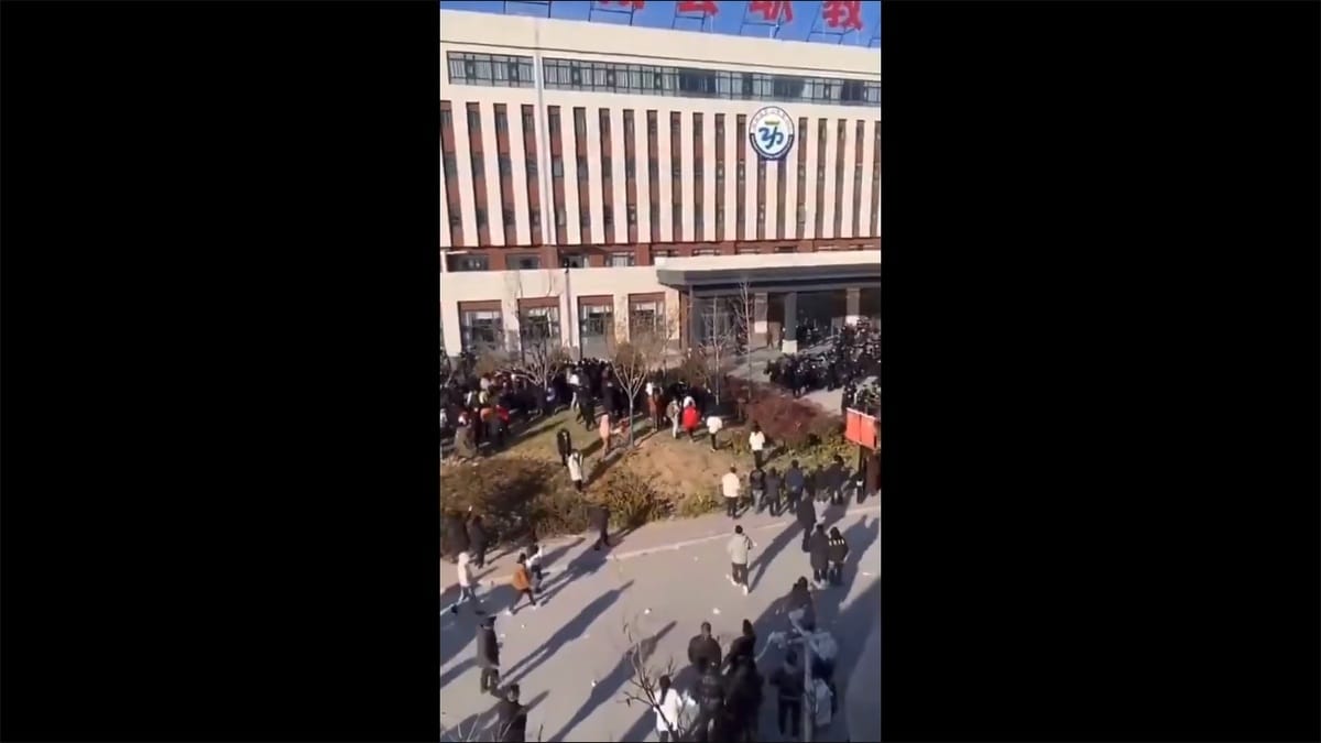 陝西省蒲城縣爆發的抗議規模日漸加大，部分抗議民眾甚至與維穩警方爆發衝突。 圖：擷取自 @justice_trail X 分享影片