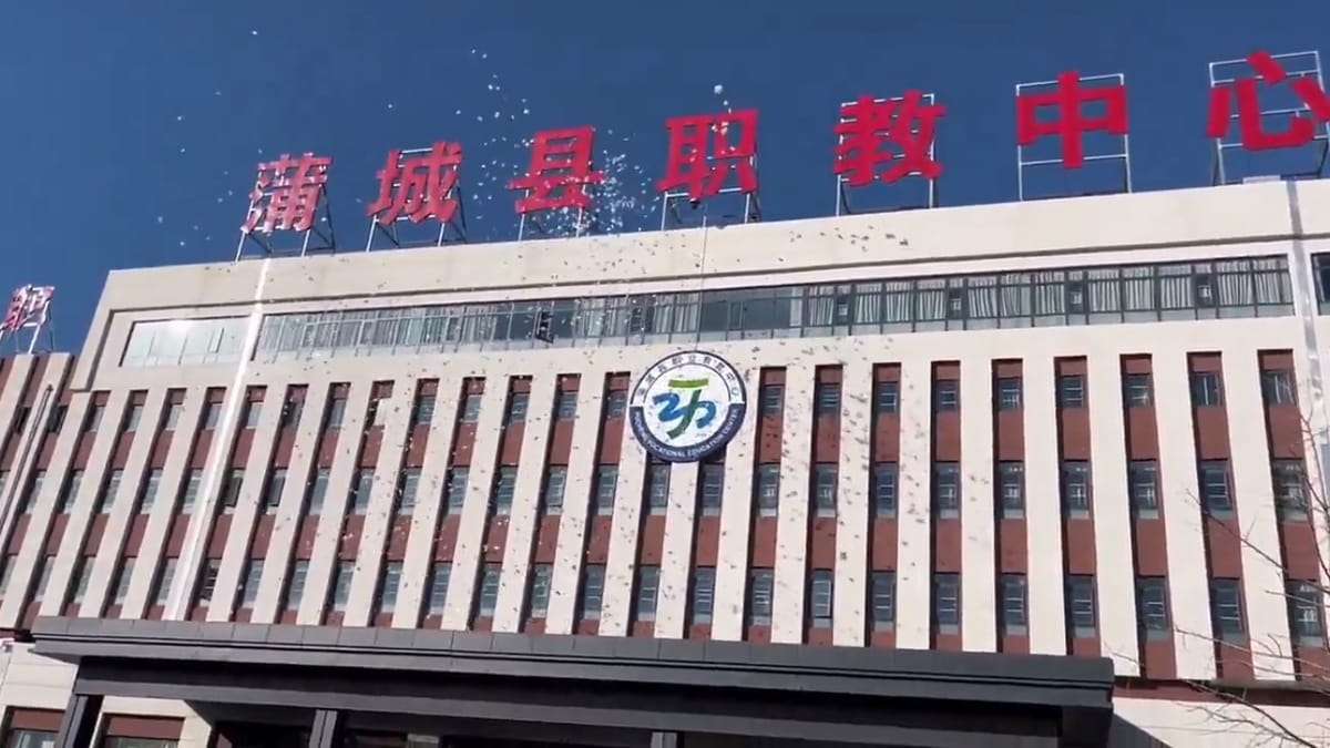 有抗議民眾跑到職業教育中心頂樓拋撒白紙，宣洩自己的不滿。 圖：擷取自 @tangbaiqiao X 分享影片