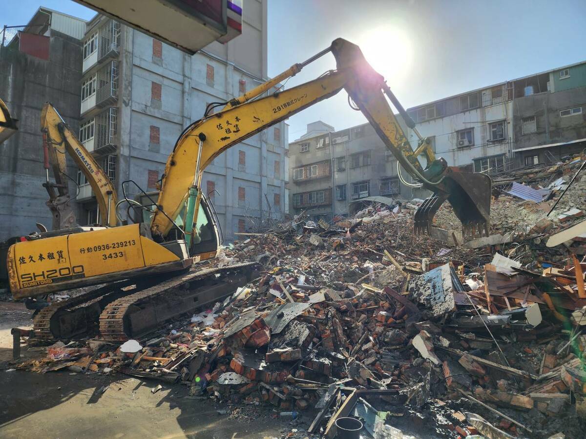 三重建案基地鄰損屋舍昨晚連夜拆除。 圖：新北市工務局/提供