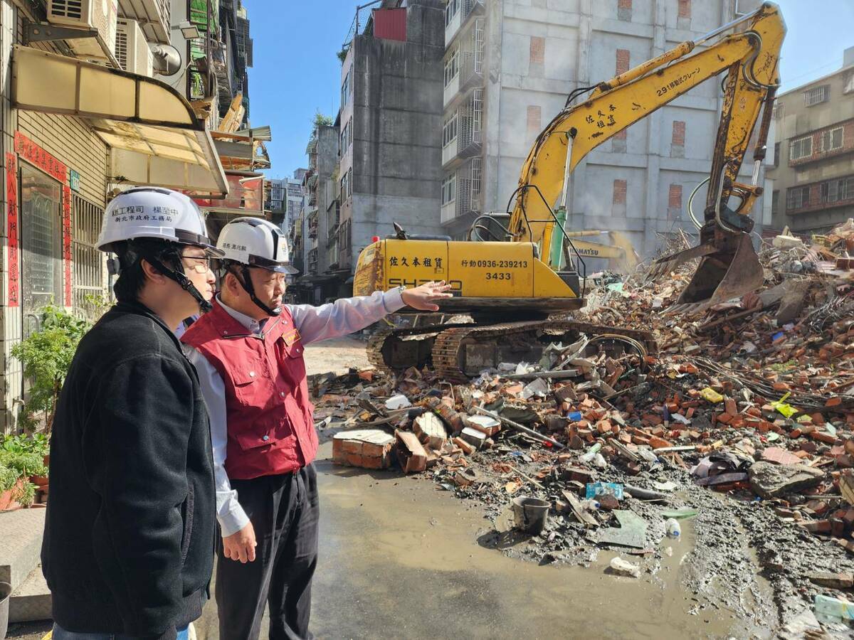 三重六張街工地損鄰案，受損的184號、190號建築物已於今日上午拆除完畢，新北市府工務局長馮兆麟率同仁及技師坐鎮指揮。 圖：新北市工務局/提供