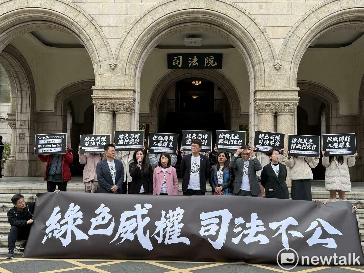 民眾黨下午於司法院前召開「綠色威權 司法不公」記者會，黃國昌、副總召吳春城、幹事長麥玉珍、陳昭姿、黃珊珊、林國成、張啓楷、林憶君等8席立委都到場。 圖：周煊惠／攝