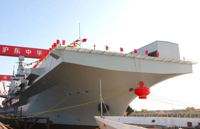 12 月 27 日，上海滬東中華造船廠舉行盛大儀式，中國自主研發的 076 型兩棲攻擊艦首艦正式下水，並命名為「四川艦」。 圖:翻攝自騰訊網