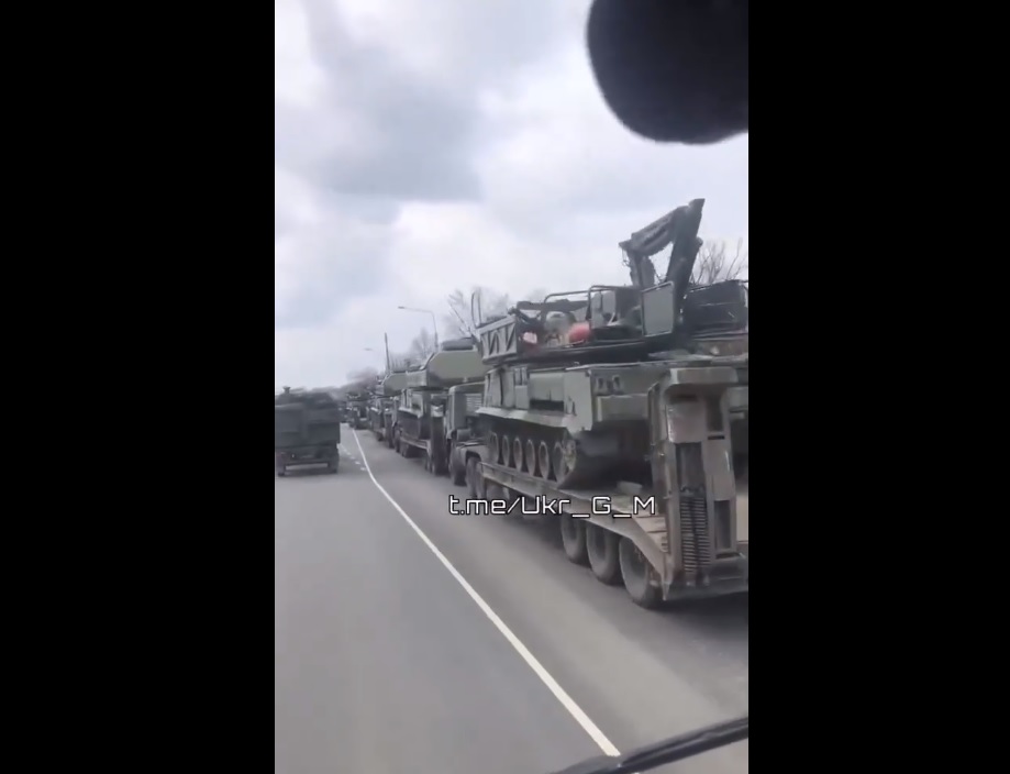 烏軍近期在庫爾斯克東部戰線發動攻勢，俄軍急派裝甲與導彈車赴前線。 圖：截取自 @simpatico771 X 分享影片