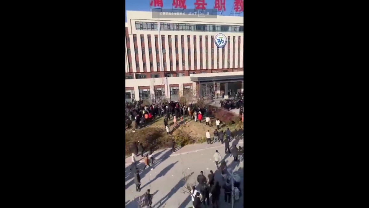 數千名憤怒的民眾於 1 月 3 日至 4 日連續兩天圍堵陝西蒲城職業學校，要求當局公開真相。 圖:翻攝自影片