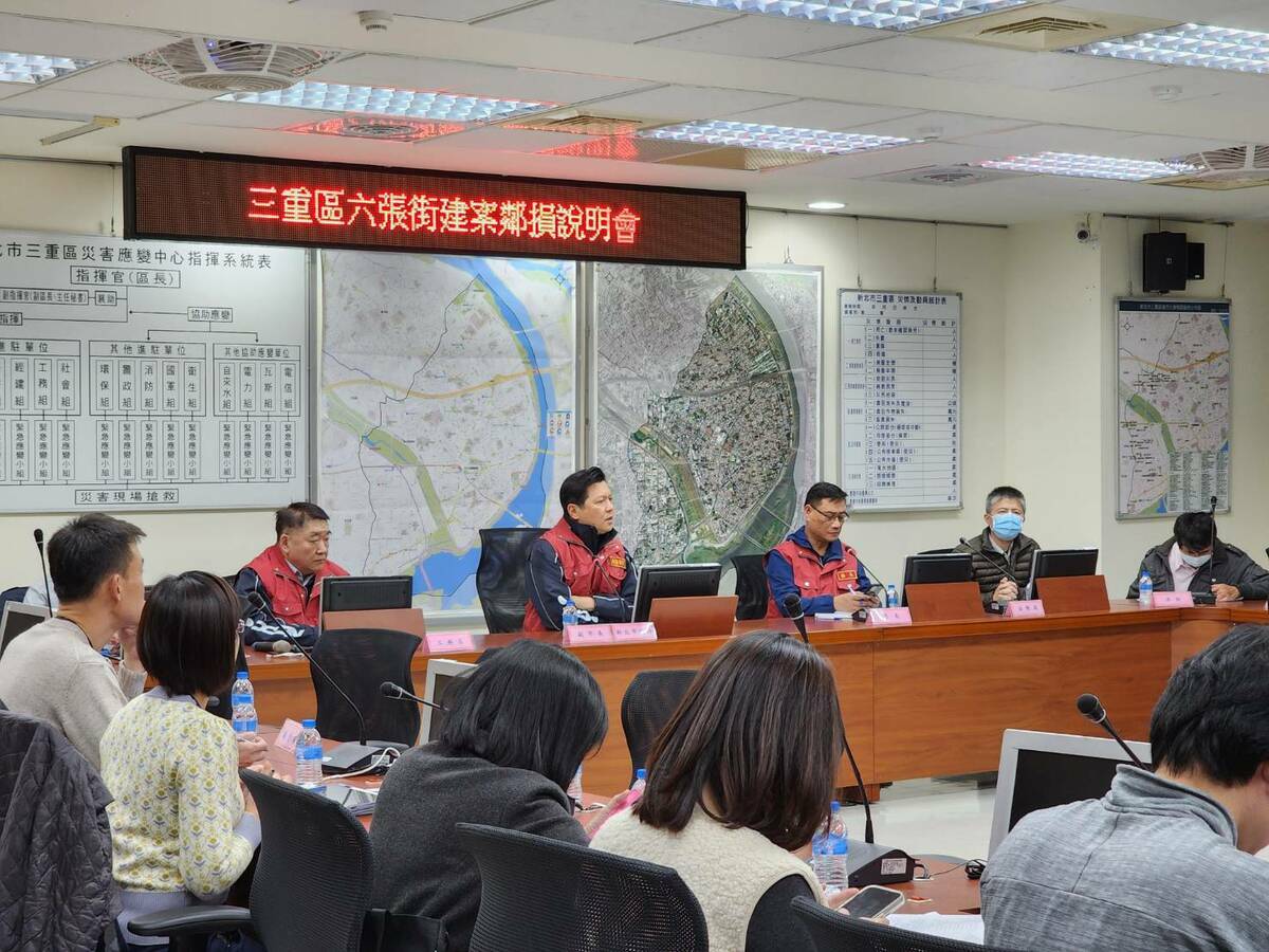 朱惕之主持三重區六張街建案鄰損說明會，強調市府一定會要求建商負起損害賠償責任，保障住戶權益。 圖：新北市工務局/提供
