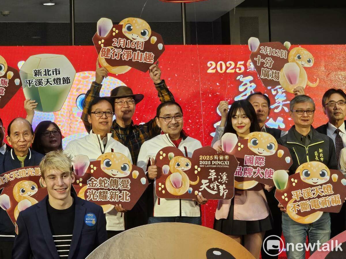 侯友宜偕同活動代言人李多慧出席「2025新北市平溪天燈節」啟動記者會。 圖：林昀真/攝