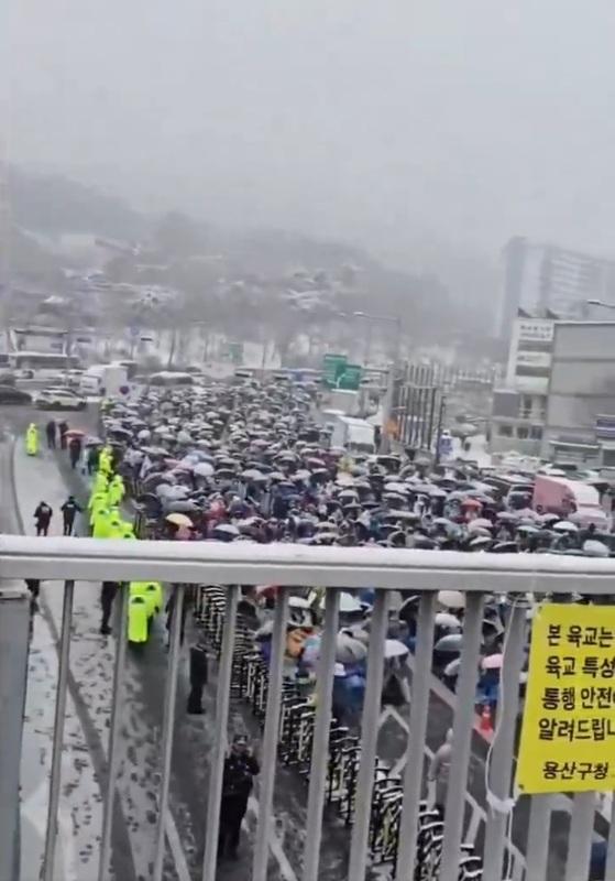 尹錫悅支持者不惜冒著雪舉辦集會，也要反對親共和親北韓的共同民主黨黨代表李在明和南韓工會聯合會。 圖：翻攝自自由的向往 X 帳號