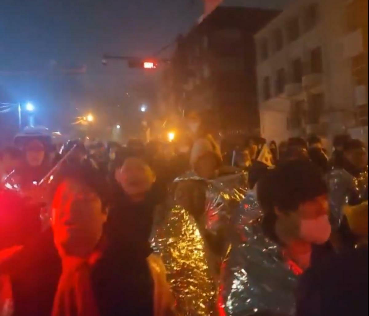 尹錫悅支持者 6 日凌晨 4 時收到中共扶植的南韓工會聯合會前往總統府的消息後，毫不猶豫趕到現場為尹錫悅聲援。 圖：翻攝自愚蠢的精衛 X 帳號