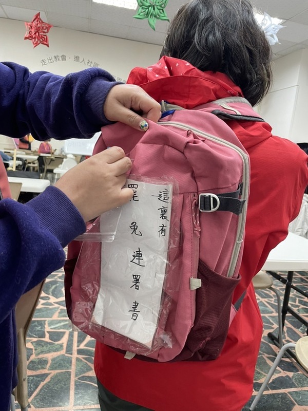 有熱情支持者揹起特製背包外出，邀志同道合民眾一起來填罷免連署書。 圖：翻攝自網路臉書社團「罷免牛煦庭」
