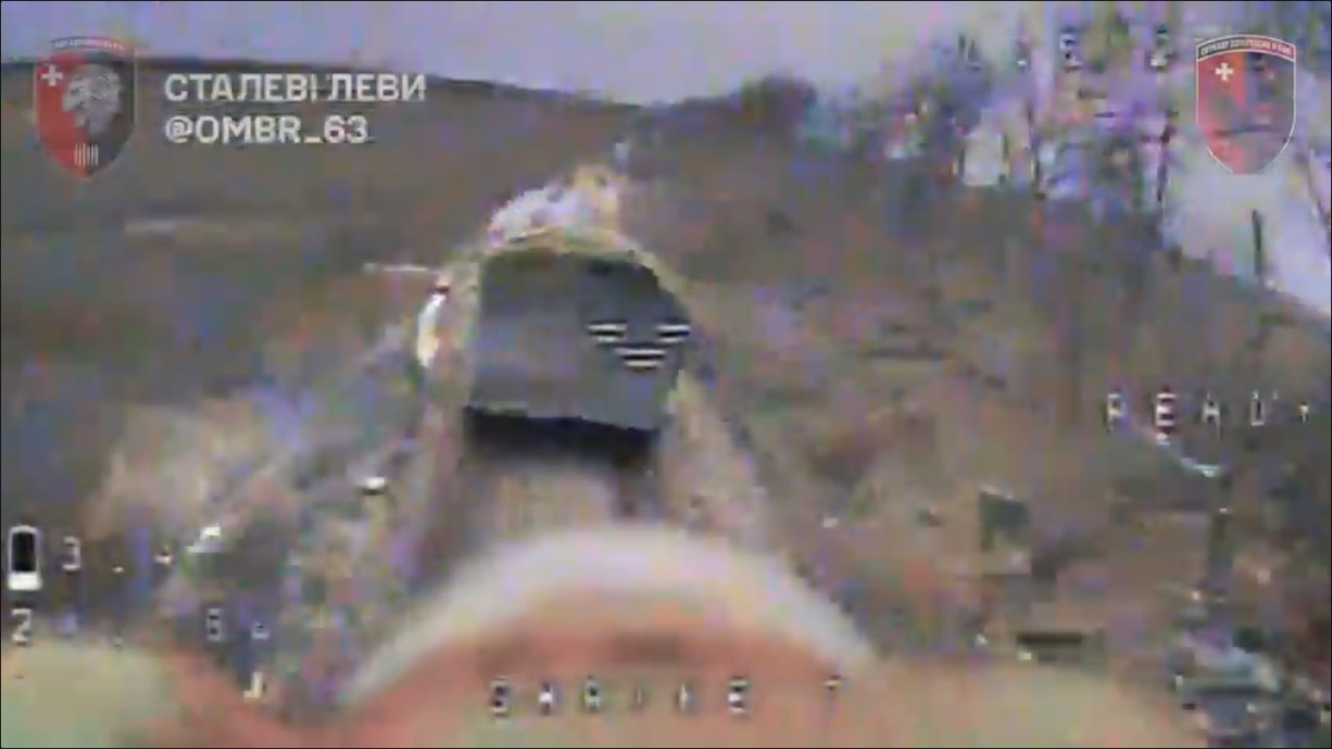 有俄軍部隊試圖對烏克蘭在庫爾斯克建立的陣地發起衝鋒，卻成為烏克蘭無人機的獵物。 圖：擷取自 @NOELreports X 分享影片