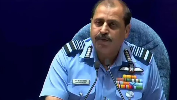 前印度空軍參謀長巴達烏里亞引用 2020 加勒萬河谷對峙時的經驗稱，面對 4 架印度的陣風戰機，解放軍緊急升空了 20 架殲-20 ，足以證明陣風與殲-20 的實力差距。 圖：翻攝自 海風觀察