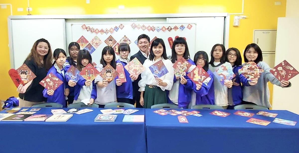 高雄市光華國中美術班學生設計一系列蛇年文創商品。 圖：高雄市教育局提供