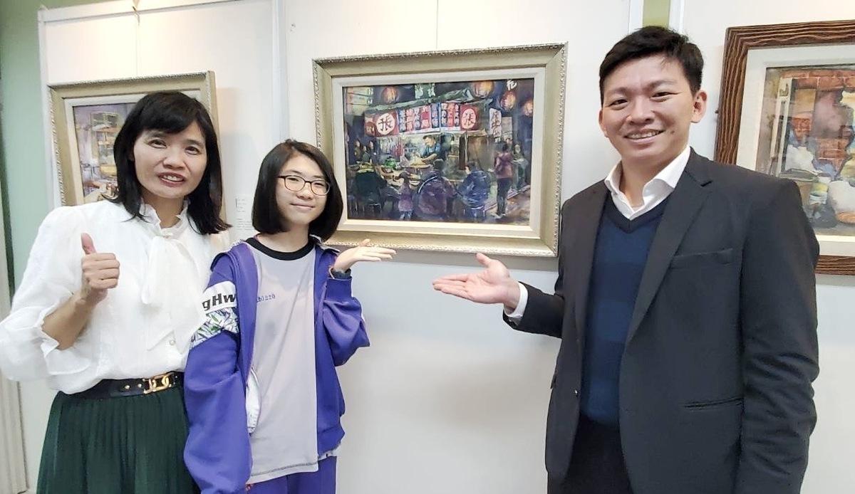 吳立森(右)、王小芬(左)對學生的創意作品讚不絕口。 圖：高雄市教育局提供