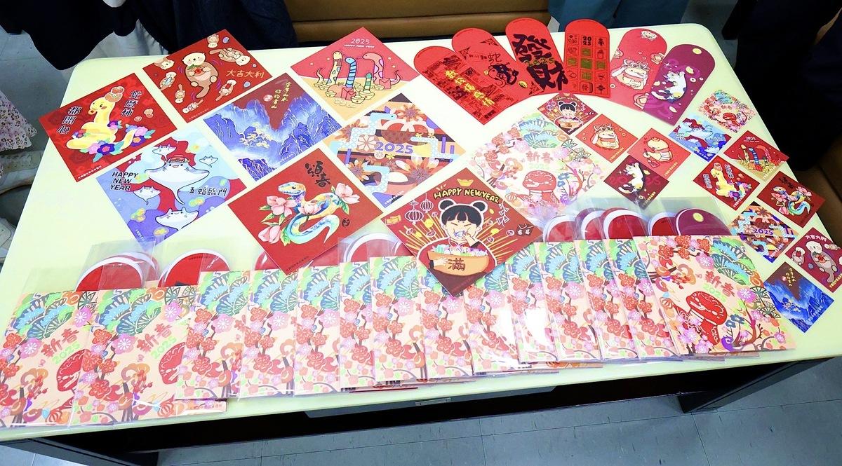 光華國中美術資優班設計的蛇年文創商品。 圖：高雄市教育局提供