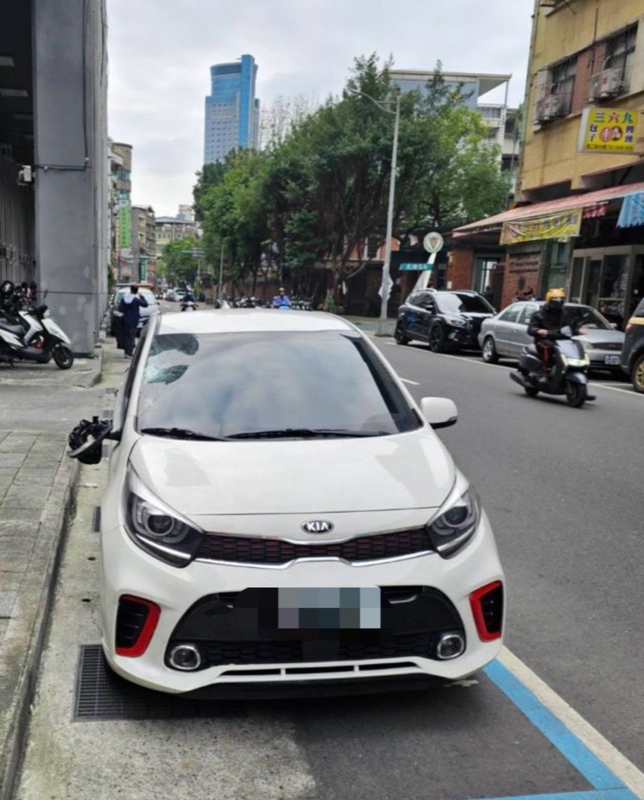 歌手邱軍涉嫌開車撞死排班計程車司機後逃逸遭羈押禁見，檢警查扣邱軍駕駛的白色轎車（圖），行車記錄器內的關鍵記憶卡卻不見蹤影，邱軍是否意圖滅證，檢警將進一步追查。 圖：中央社/讀者提供
