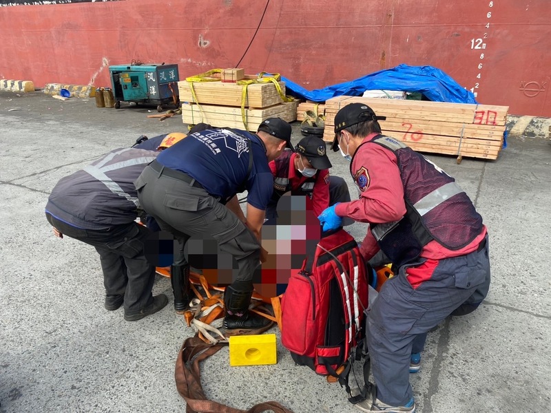 高雄港39號碼頭8日下午發生工安意外，27歲李姓工人疑似施作木工過程中，遭裝卸貨物吊掛纜繩擊中，李男頭部、背部傷勢嚴重，當場失去生命跡象，自輪船艙底內吊掛救出，送醫仍宣告不治。 圖：中央社/港務消防大隊高雄港隊二港口分隊提供
