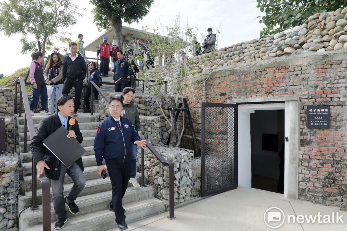 桂子山將以嶄新面貌重新啟用，台南市長黃偉哲出席啟用記者會，並由林士欽設計師與策展團隊帶領實地導覽，登至頂端涼亭環伺周圍景觀、碉堡特展空間，深入了解桂子山的前世今生與現況。 圖：台南市政府提供