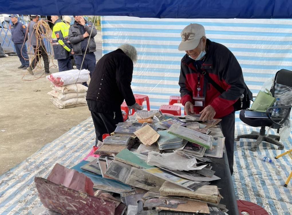 受災住戶尋找認領個人物品。 圖：新北市工務局/提供