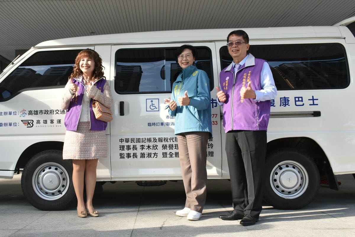中華民國記帳及報稅代理人公會全聯會理事長李木欣(右)、監事長蕭淑方(左)與立委林岱樺(中)。 圖：孫家銘攝