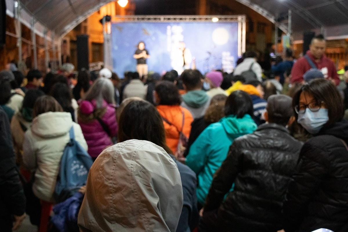 「冬季青鳥在台中，濫權立委究責會」8日晚間在台中市樂成宮舉行，吸引千人參加。 圖：經民連提供