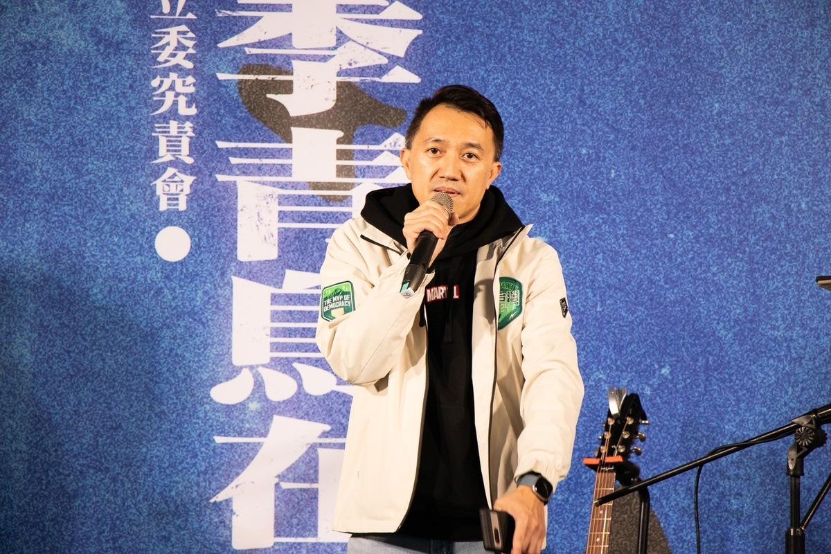 「冬季青鳥在台中，濫權立委究責會」8日晚間在台中市樂成宮舉行，辜寬敏基金會副執行長楊宗禮痛斥，台中市濫權立法委員，去年一路跟著傅崐萁指揮起舞，通過三大惡法。 圖：經民連提供
