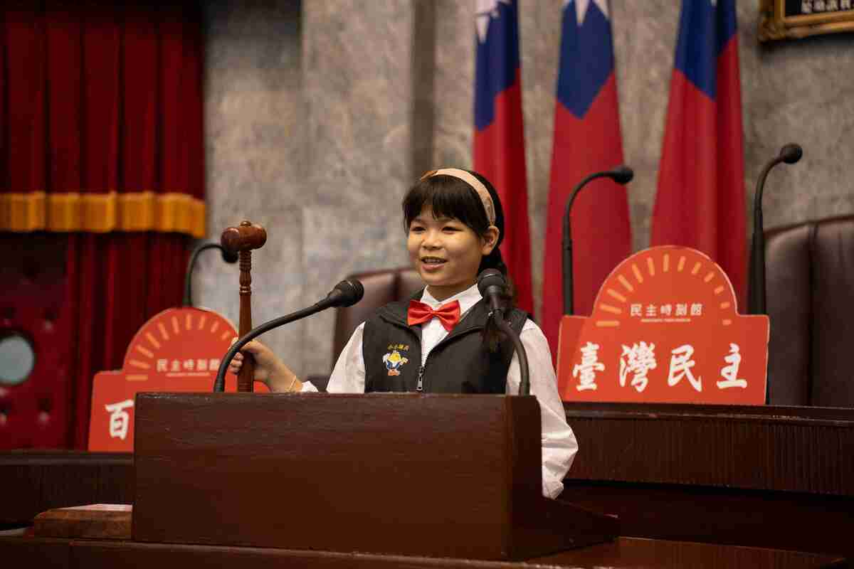 立法院首度舉辦小小議長體驗營，讓小朋友站上議事台，感受議事流程的莊嚴與樂趣。 圖：立法院中辦／提供