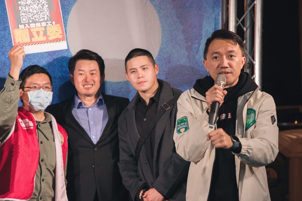「冬季青鳥在台中，濫權立委究責會」8日晚間在台中市舉辦濫權立委究責會，前立委柏惟、辜寬敏基金會副執行長楊宗禮站台助講。 圖：經民連提供