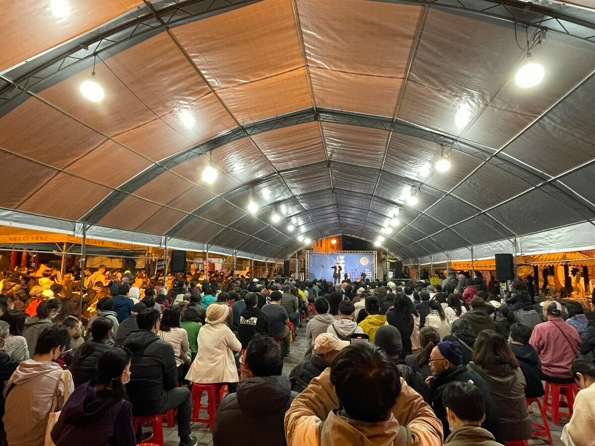 「冬季青鳥在台中，濫權立委究責會」8日晚間在台中市樂成宮舉行，吸引千人踴躍參加。 圖：經民連提供