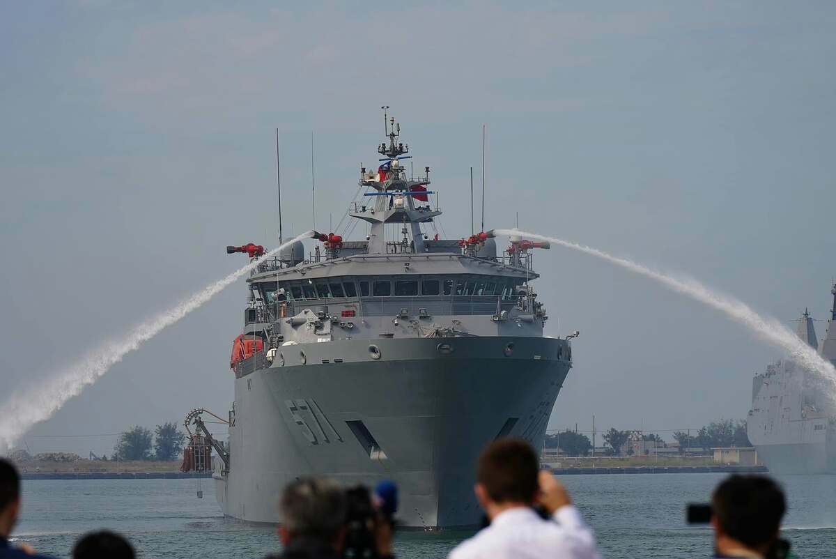 海軍最新型救難艦「大武艦」在今年2月下旬進行拖船訓練時，發生左俥纏絞拖纜變形事故，導致左側大軸變形及減速齒輪磨耗。經海軍調查後，確認事故主因為艦長操縱失當，已對其進行檢討並調職。 圖：翻攝「臉書」國防部發言人粉絲專頁