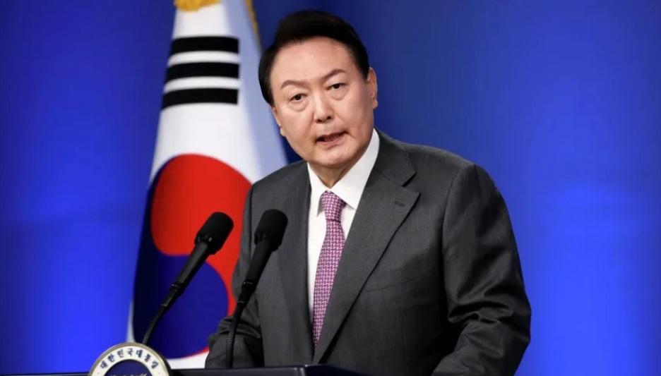 韓國總統尹錫悅因涉及「叛亂」罪面臨彈劾調查，原定於 14 日出席彈劾案首次庭審，但他的律師團今日表示，基於安全考量，尹錫悅將不出席庭審。 圖：翻攝自環球網
