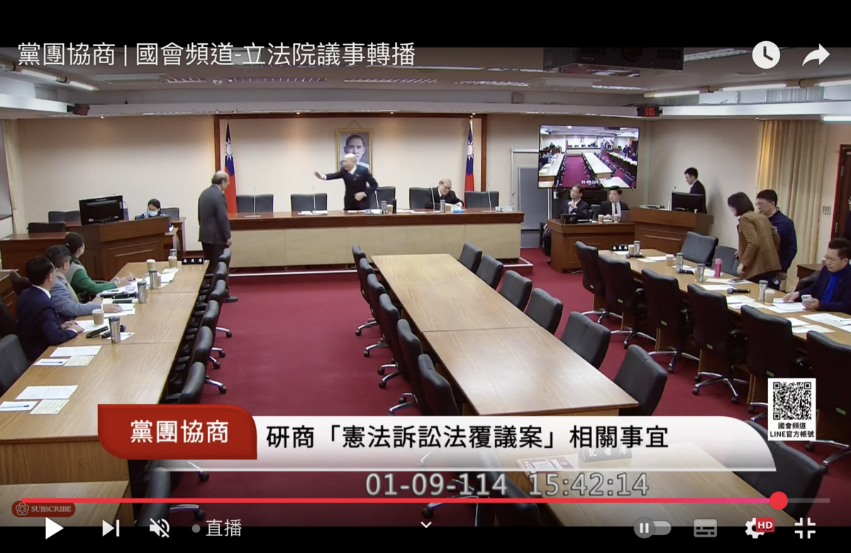 民進黨立院黨團總召柯建銘發言前還向韓國瑜鞠躬致意。 圖：翻拍自國會頻道