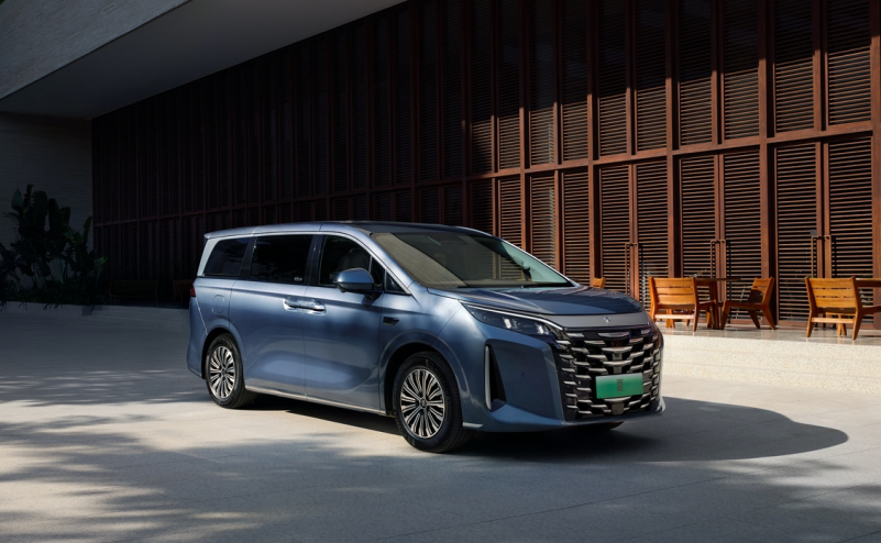 夏 MPV 全系搭載比亞迪第五代 DM 技術，綜合續航里程達 1,060 公里，並配備 DiPilot 100 高階智駕輔助系統，支援高速領航和智慧泊車等功能。 圖:翻攝自百度