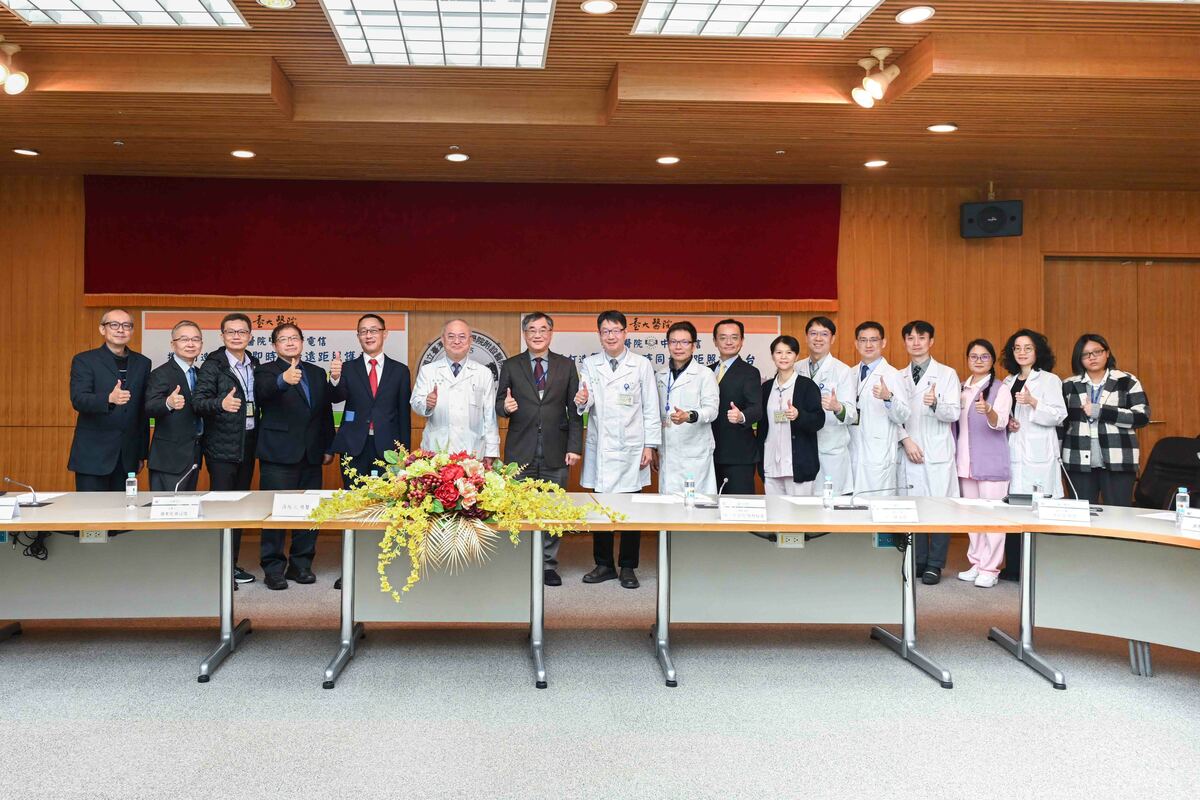 中華電信企客分公司張本元總經理(左五)，及臺大醫院吳明賢院長(左六)，共同出席第四代即時同步遠距照護平台之智慧語音急診預測系統，榮獲第21屆國家新創獎－臨床新創獎記者會。 圖: 中華電信/提供