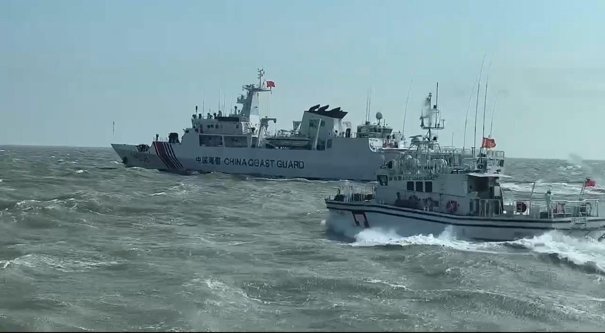 中國海警船滋擾金門海域，海巡艇監控應對。 圖：海巡署提供