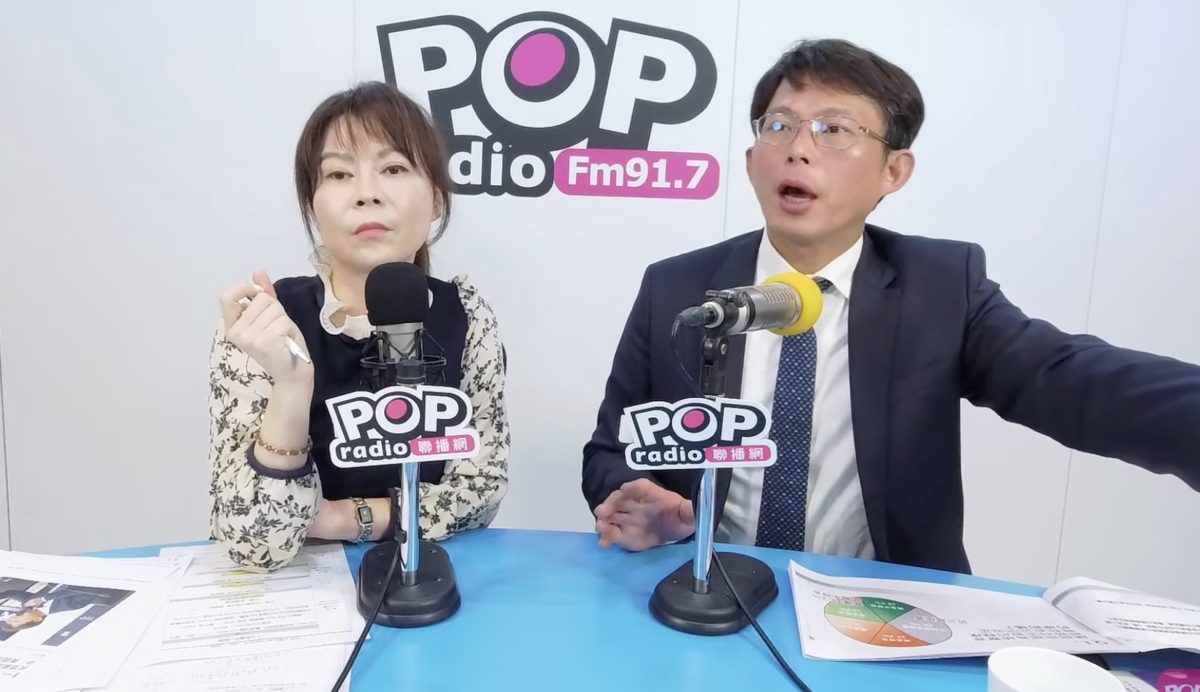 民眾黨代理主席黃國昌（右）接受主持人錢怡君（左）專訪。 圖：翻攝YouTube直播畫面
