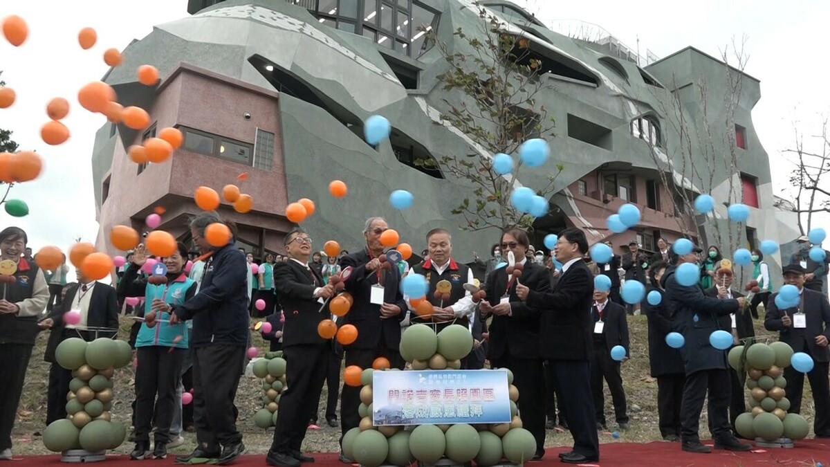門諾醫院位於花蓮吉安的「吉安長照園區」，歷經七年籌建，今天(9日)舉辦落成與感恩禮拜。圖後為「年華樓」。 圖：門諾醫院提供