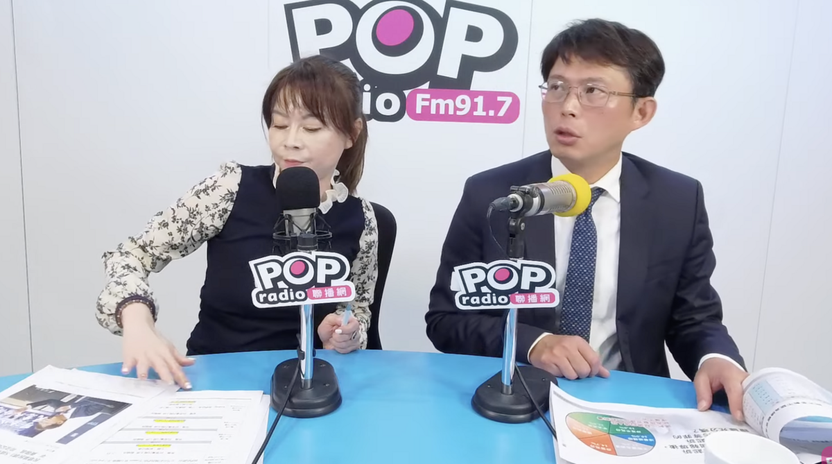 民眾黨主席黃國昌接受《POP大國民》主持人錢怡君（左）專訪。 圖：翻攝YouTube直播