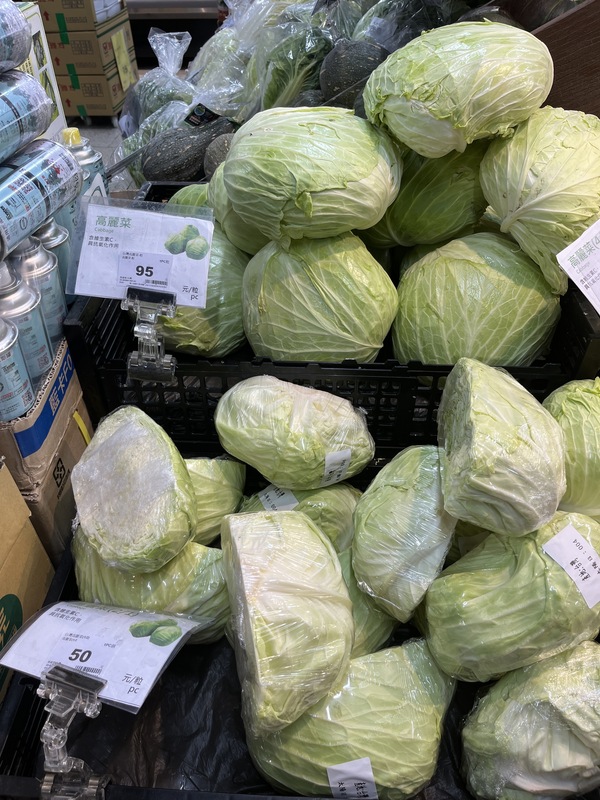 農糧署官網顯示，台北果菜批發市場近日高麗菜交易均價（批發價）已經落在每公斤新台幣15元上下，零售通路目前零售價半顆仍約50元。農糧署9日表示，零售價格反映較慢，近期將慢慢回跌。 圖：中央社