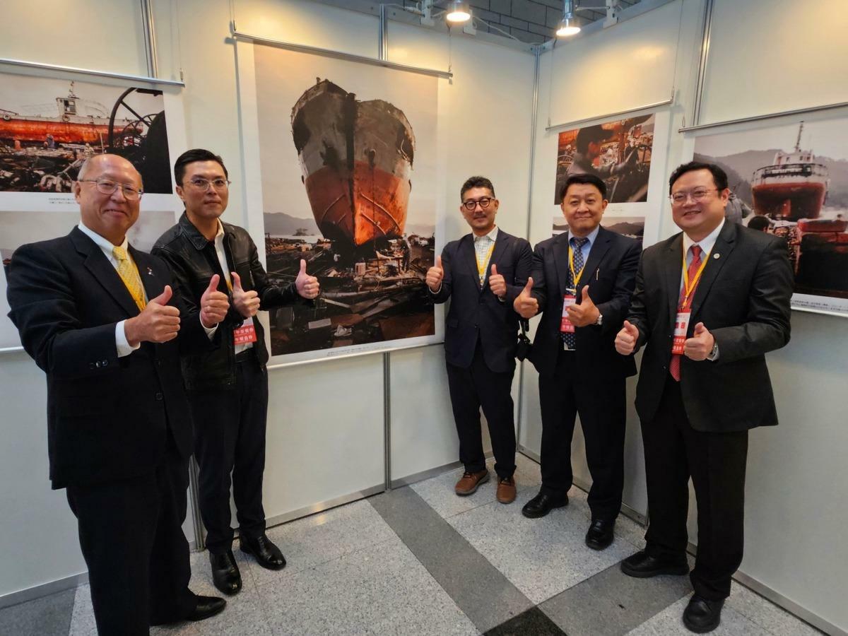陳啓仁(右二)、吳行浩(右一)、奧正史(左一)出席野田雅也(中)首次海外攝影展「造船記」。 圖：高雄大學提供