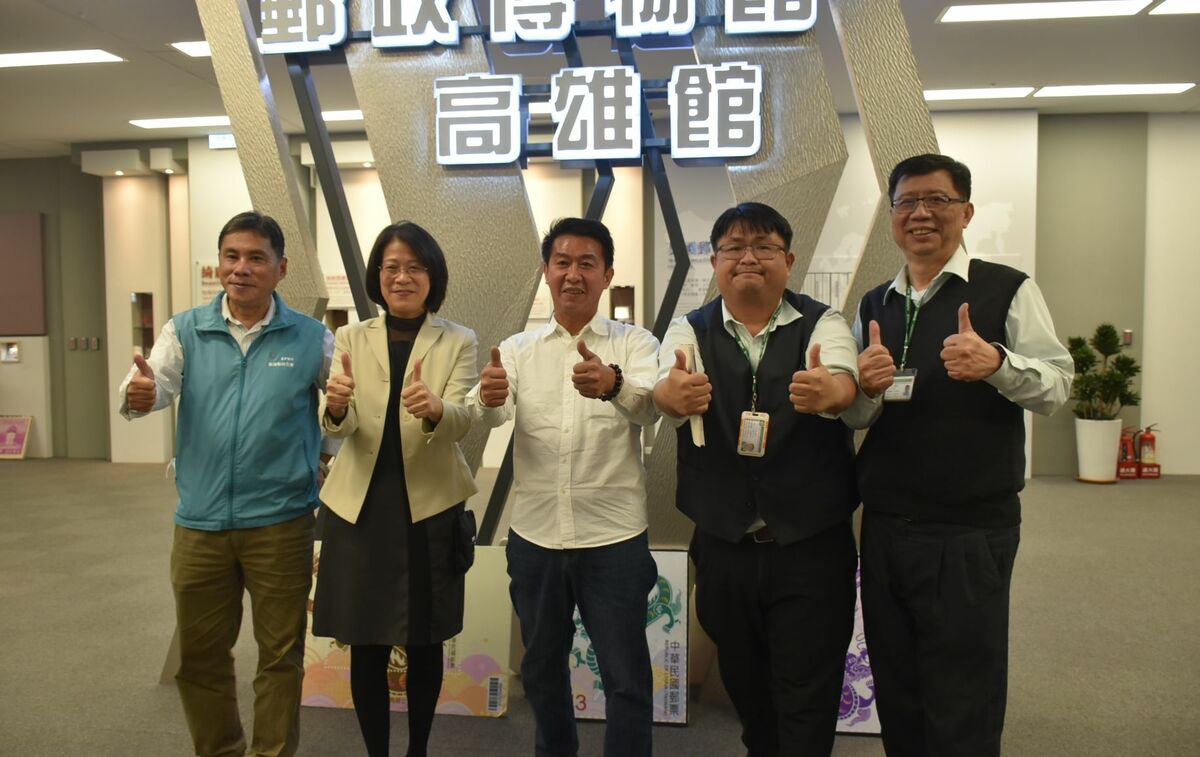許智傑(中)在尤素珍(左二)、吳進文(左一)等陪同下參訪郵政博物館高雄館。 圖：孫家銘攝