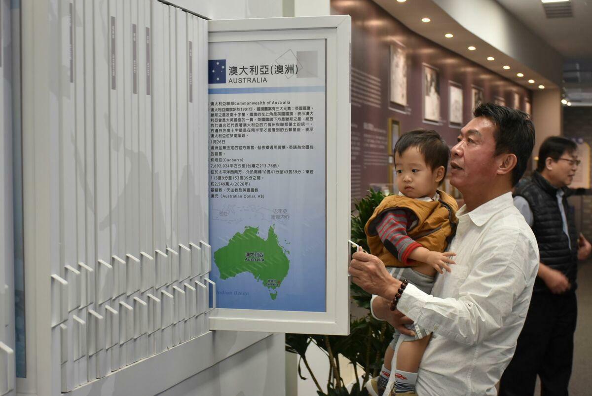 許智傑(中)對於館內規劃完善的各式郵政文化展區給予高度肯定。 圖：孫家銘攝